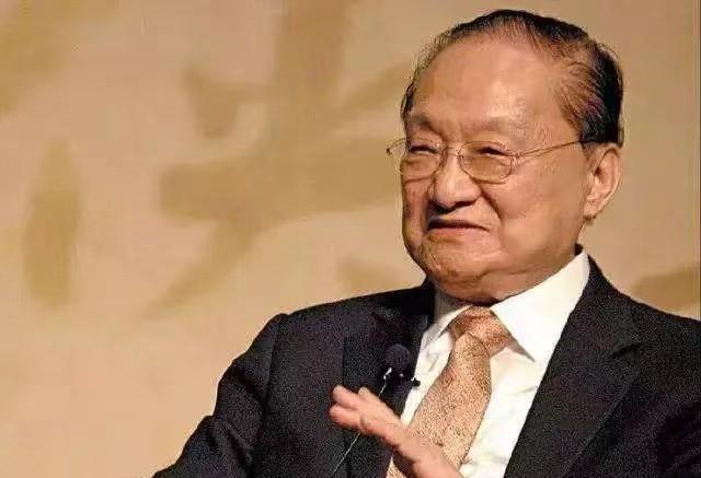 1976年，52岁的金庸爱上16岁女招待。这件事在当年的香港掀起轩然大波，武