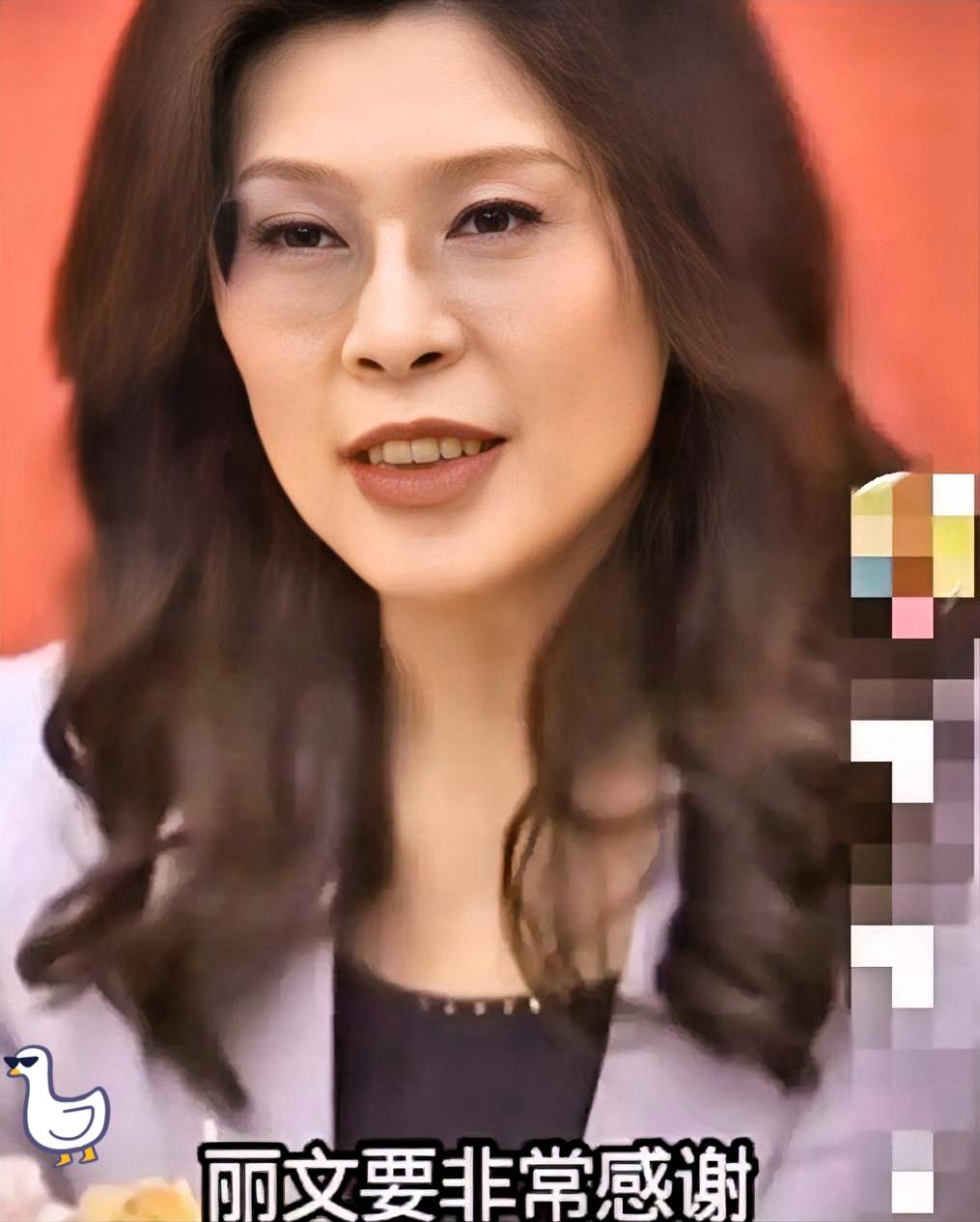 郑丽文这次发言，挺让人意外的，全程竟然都在低头看稿子，一点没脱稿。熟悉她的人