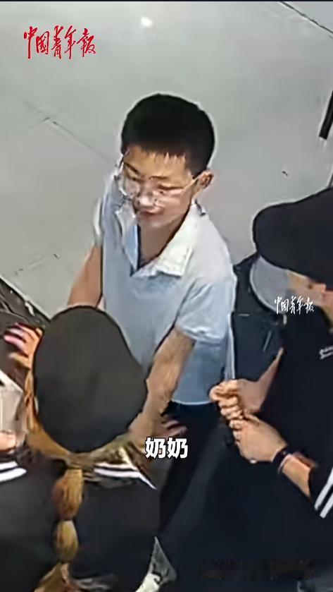“笑不活了！”5月7日中国青年报报道，安徽六安，一小孩哥到前台去要纸巾，张口就喊