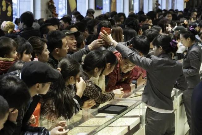 大家发现了吗？最近社会出现了三个反常现象，一个比一个离谱。第一个，年轻人疯抢