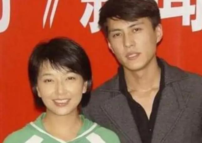 30岁的靳东爱上了39岁的江珊，江珊半推半就地说:“我结过婚，生过娃，咱俩不合适