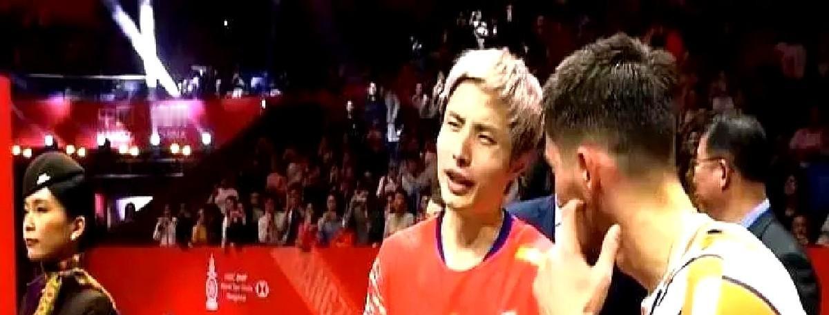 那个曾被石宇奇用法语安慰的对手，反过来在总决赛击败了他。还记得石宇奇赢了小波