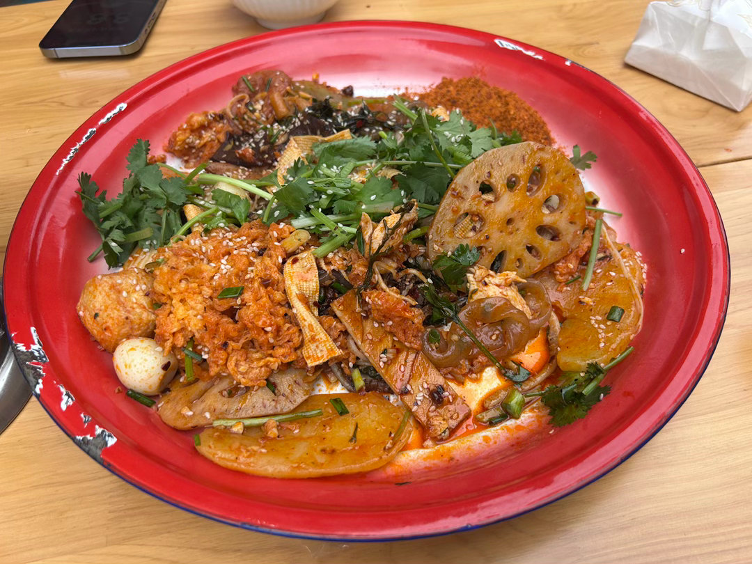 轮价格战是怎么打起来的。楼下原本有一家冒菜A店，味道还可以，但是单价偏高，具体多