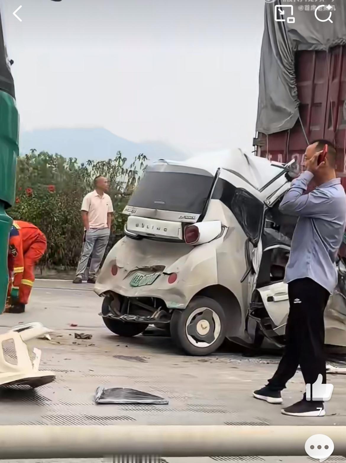 五菱这次不硬了，在后面水泥罐车，前面重载货车的两面夹击下，终于软了。看这个事故应