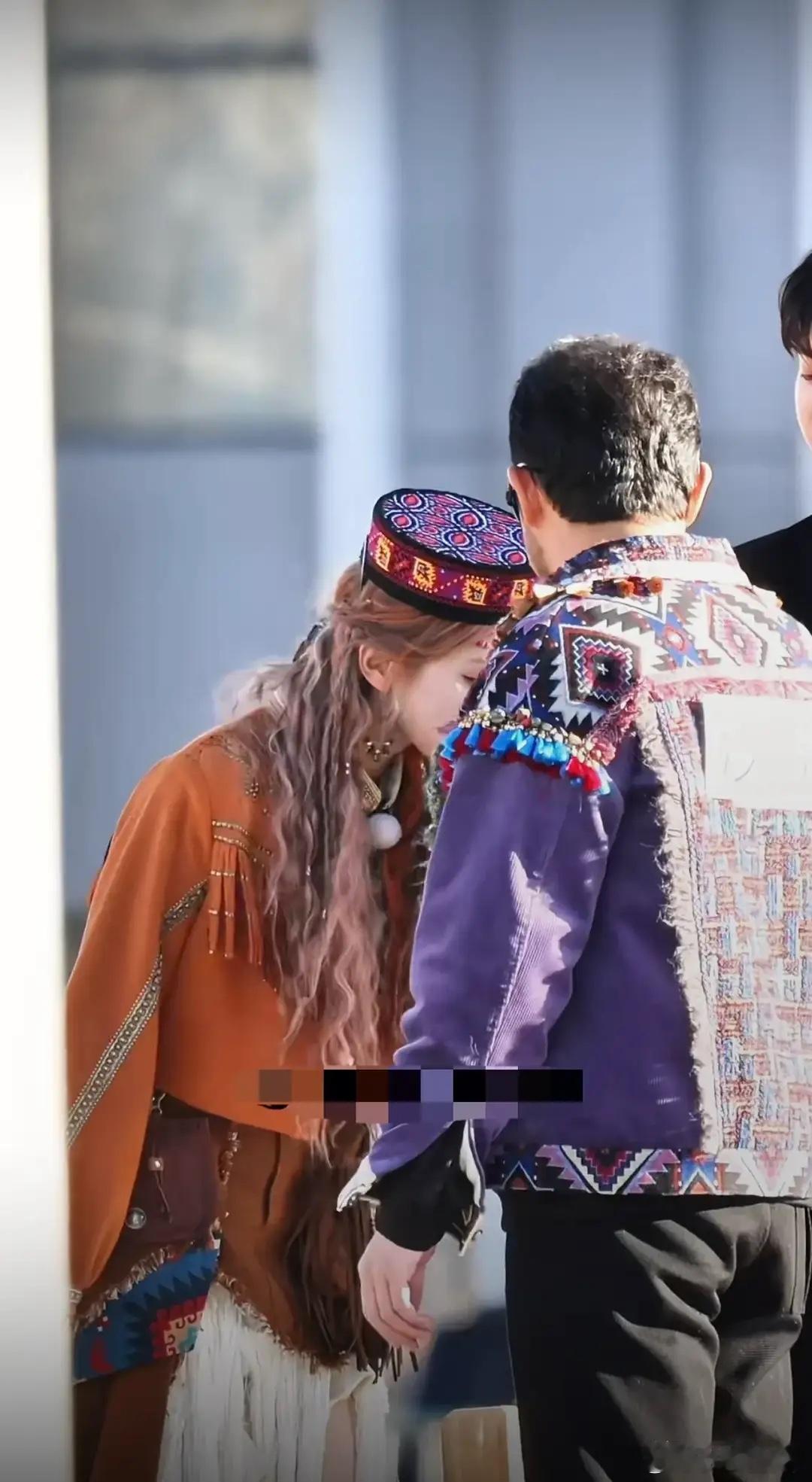 47岁沙溢亲26岁宋雨琦被喷已婚男边界感差二人节目中多次暧昧互动！