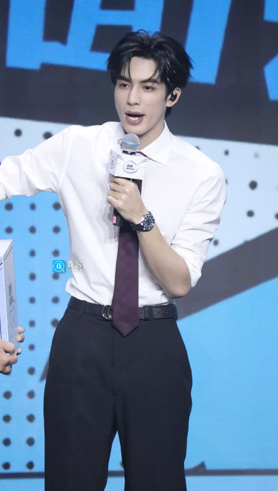 谁来教教宋威龙怎么戴脸链关于宋威龙戴脸链，我只能说帅哥开心就好！别人戴脸链追求