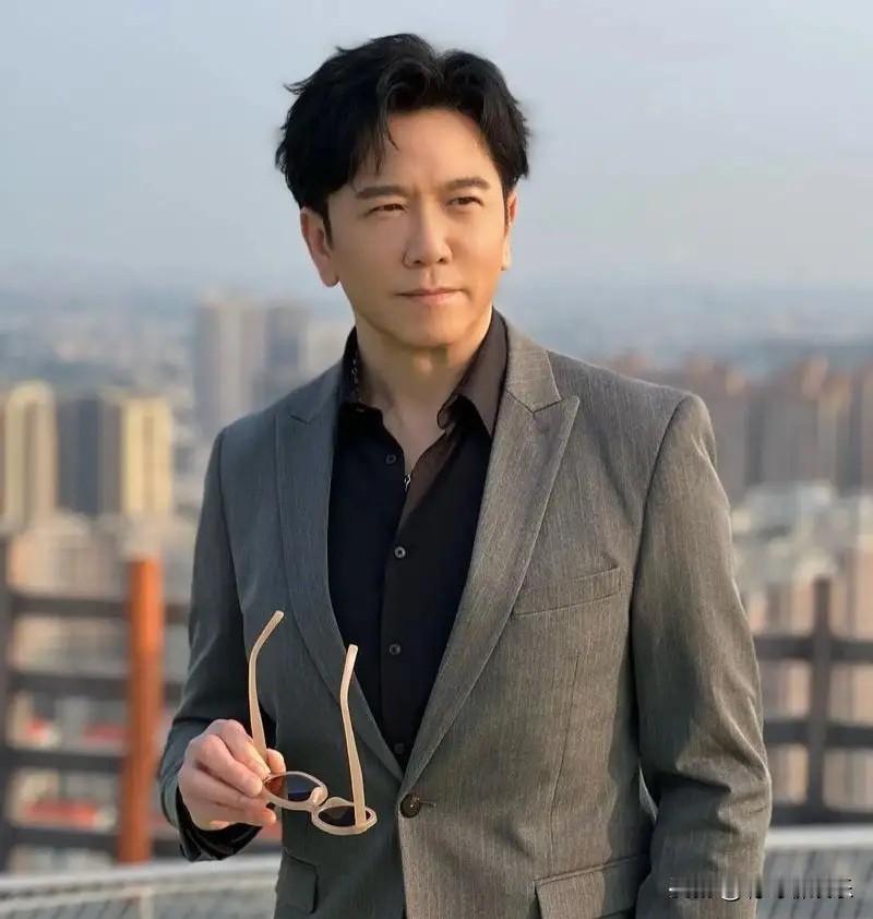 61岁的温兆伦被问为什么不拍戏了，他一句话把所有人整沉默了。“我是个看完风景