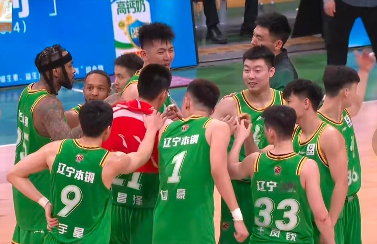 辽宁男篮四场比赛过后，球队的五大本土核心基本确立：5，鄢手骐，28岁手帝在