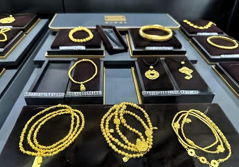 奉劝大家赶紧把金项链金手镯，都放家里，都别戴了财不外漏这可不是普通首