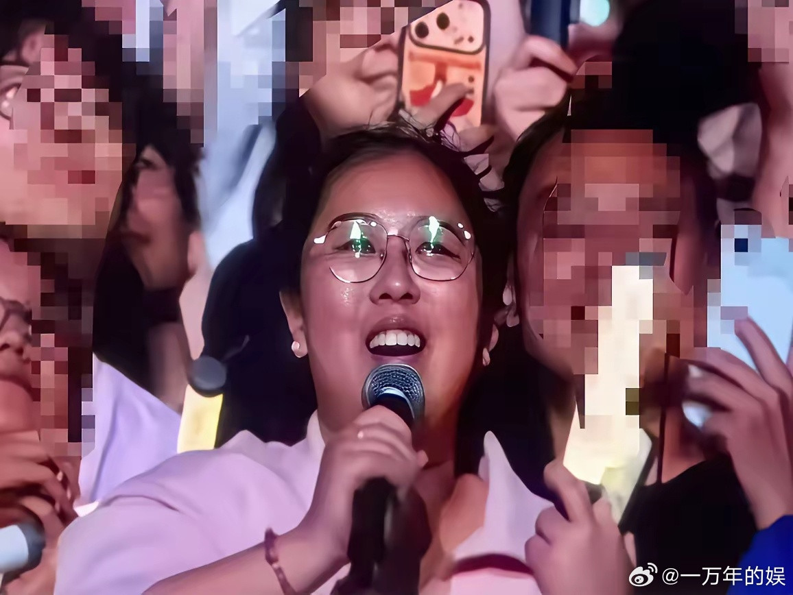 周杰伦青岛演唱会这个宝妈点歌片段，网上吵得很热闹。宝妈拿到机会，滔滔不绝分享女儿