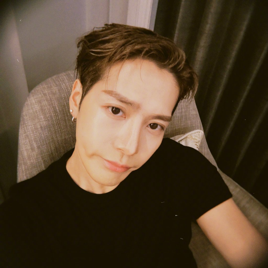 王嘉尔好坦诚啊，他在采访中透露了他保持状态除了健身之外还要做医美，保持外貌本身就