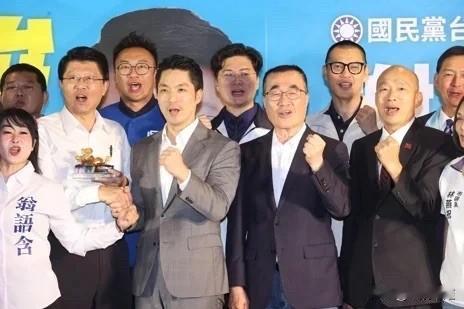 蓝营大咖齐聚！谢龙介募款餐会席开50桌李四川送铁锤、侯友宜送球棒国民党台南
