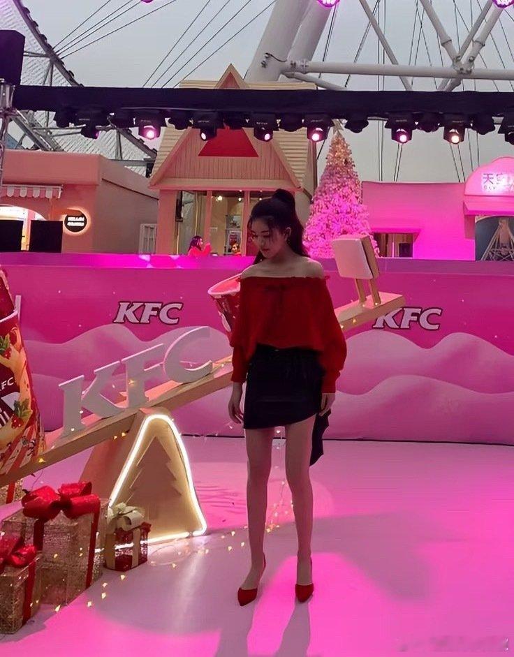 承认吧赵露思她的比例确实很好，170即视感！天资是一件很残忍的东西​
