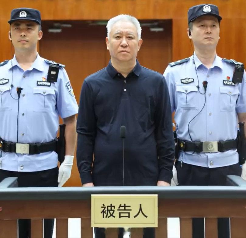 许家印一审获无期徒刑。二儿子许腾鹤，大儿子许智健，也被判刑。2年10个多月，老许