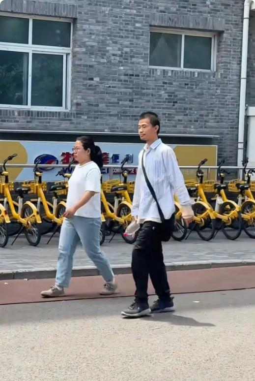 韦东奕被偶遇在食堂，发现他有变化了，往常他都是吃馒头咸菜，后来看到他吃了米饭，还