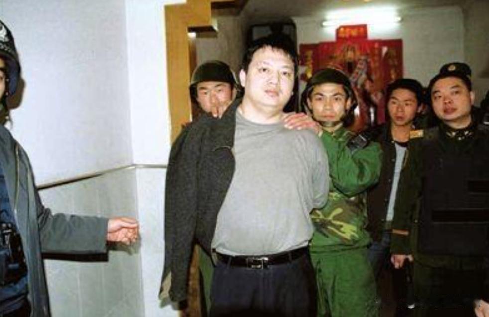 2005年3月5日凌晨4时，福建省福安市街尾27号一栋不起眼的民宅外，一百多名公