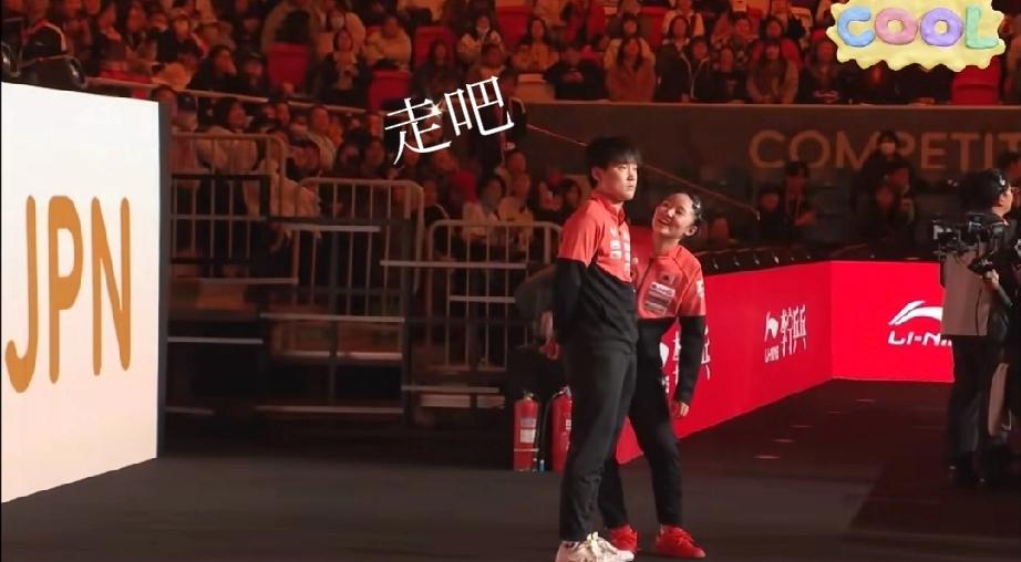 张本智和都要无语了！今晚的成都混团世界杯上，日本队出场上又出笑话了，当主持人