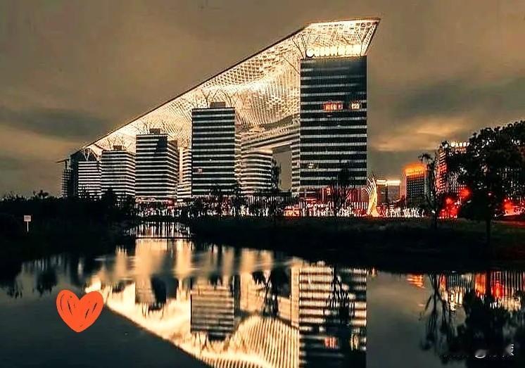 最近发现一个怪事，我身边有几个挺有钱的朋友，突然之间对股市、基金，甚至连大妈