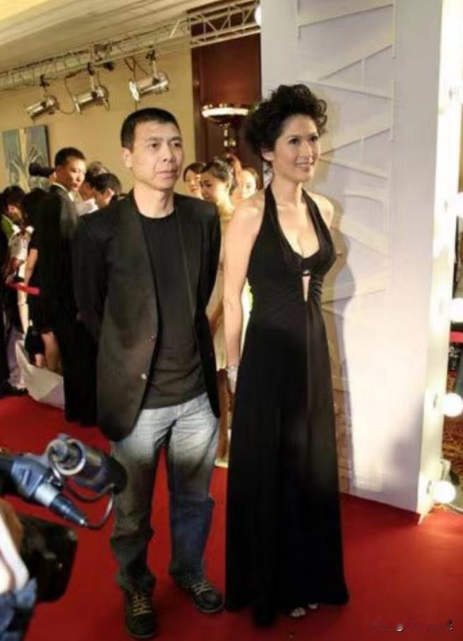 2009年，冯小刚带着大长腿的沈星回自己的公寓，一直待到第二天早上才悄悄地离开，