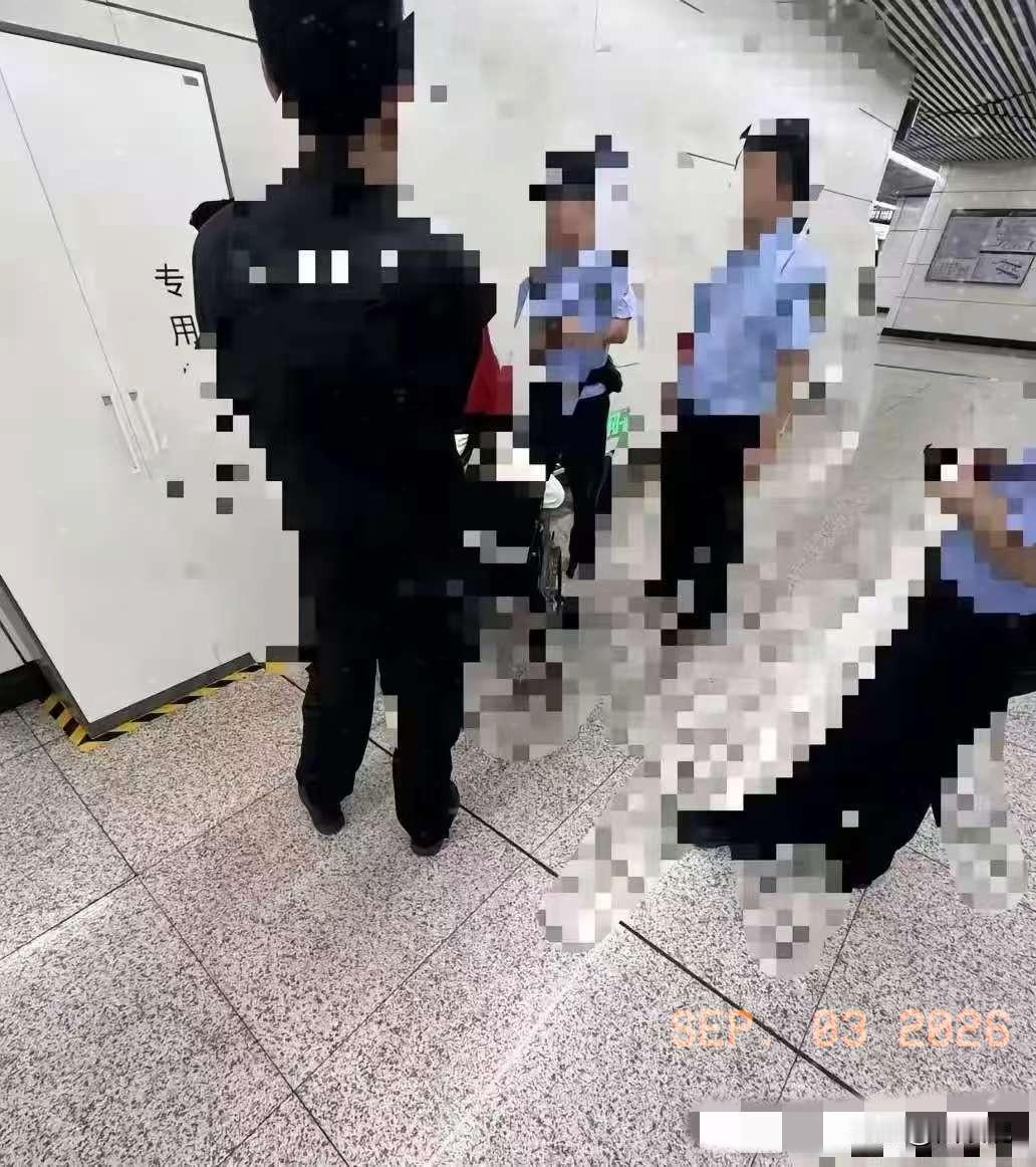 “为了钱，脸都不要了”，8月31日，在北京地铁上，大学生小陈因为车晃动没站稳摔倒