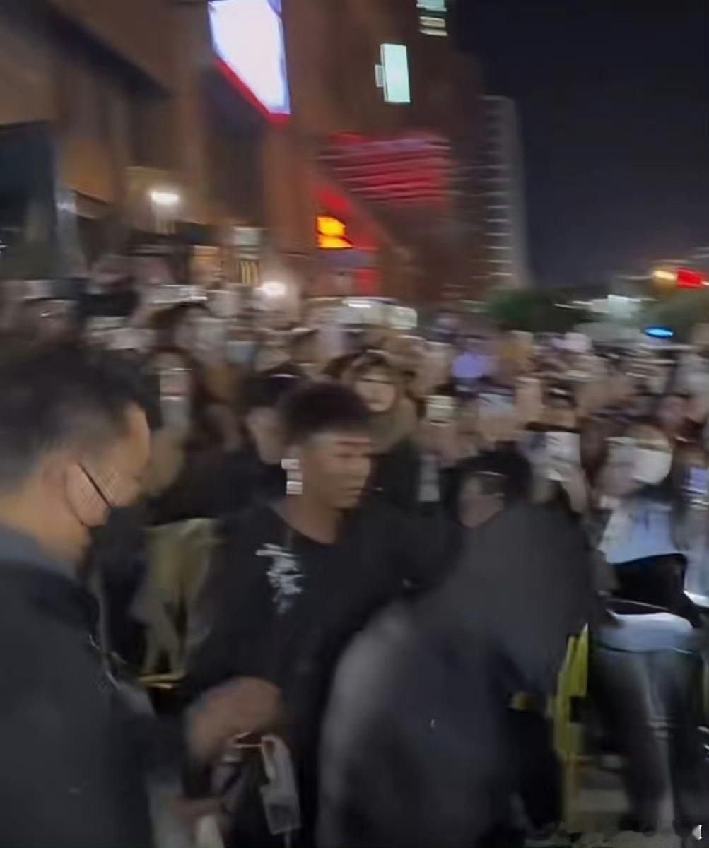 肖战小城良方围读下班路透，镜头一转我一愣，怎么这么多人跟开演唱会似得[捂脸哭][允