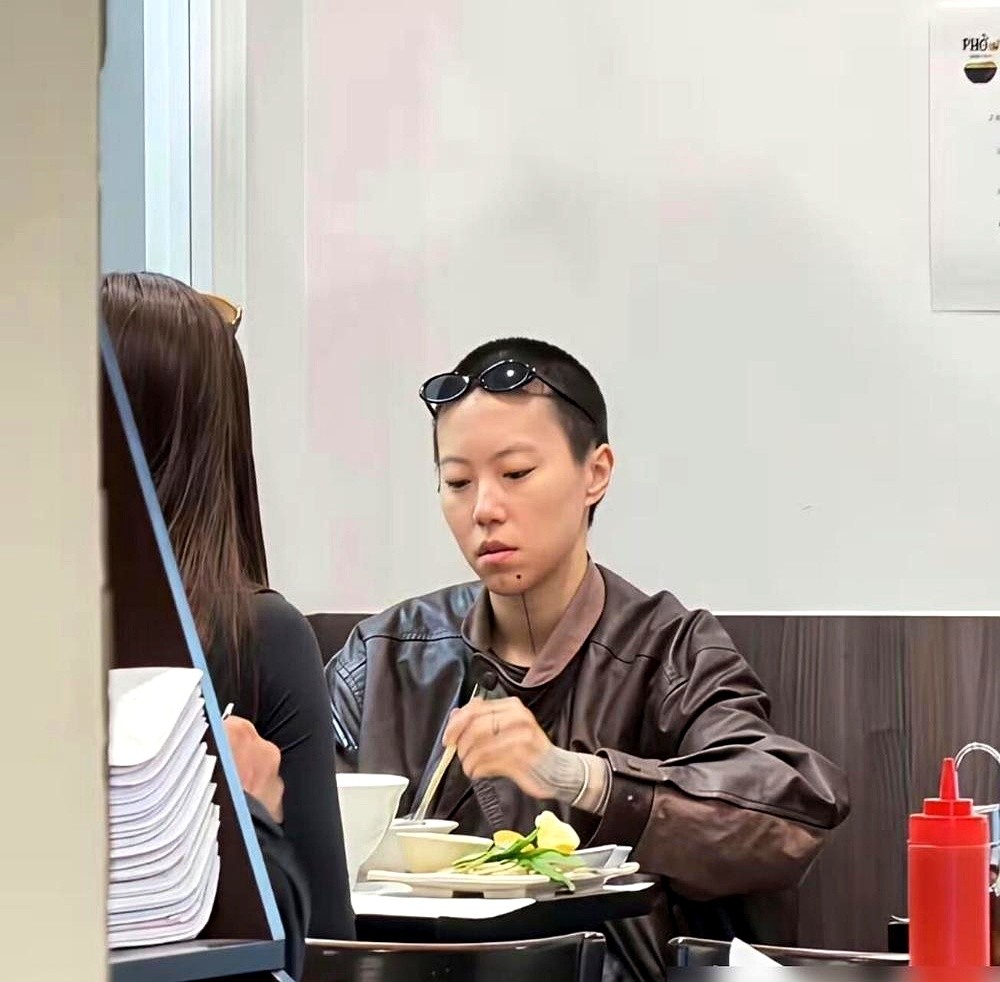 窦靖童在巴黎街边蹲着吃面，镜头怼到脸上，她眼皮都没抬一下。这松弛感，真不是装的。早年她剃头、纹身，拼