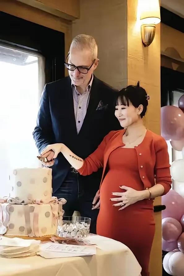 赴美陪读妈妈的操作，真的太毁三观了！前脚远赴美国，转头就搭上外国男子怀了孕