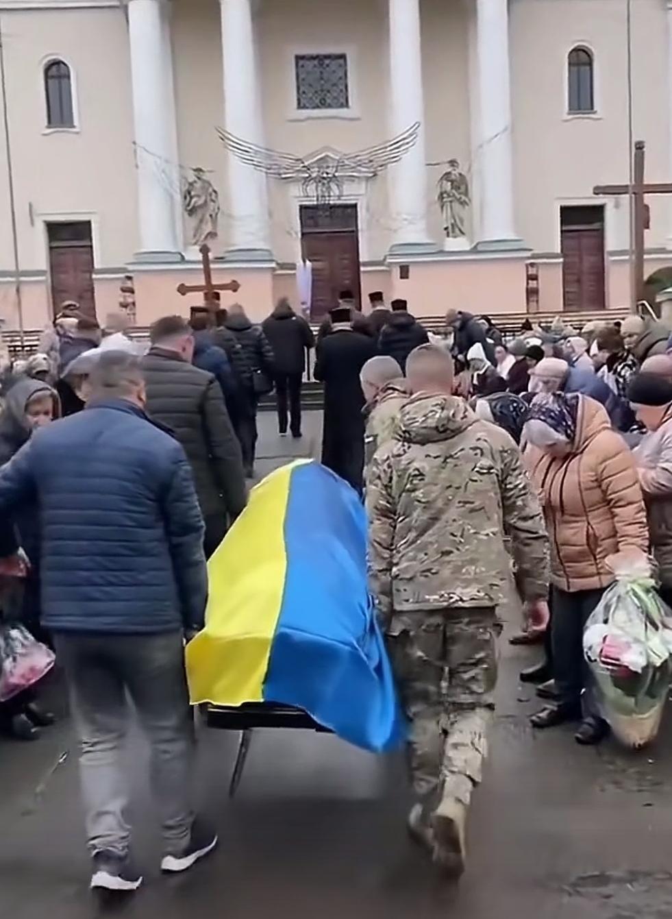 战争是残酷的，每天有人阵亡，多少个家庭支离破碎！看看乌克兰人多可怜，一双双无可奈