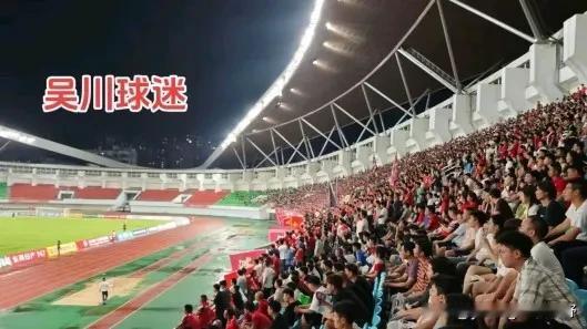 广东湛江吴川,虽然只是一个小小的县级市,但却有了不起的足球文化,这次广东的省超比