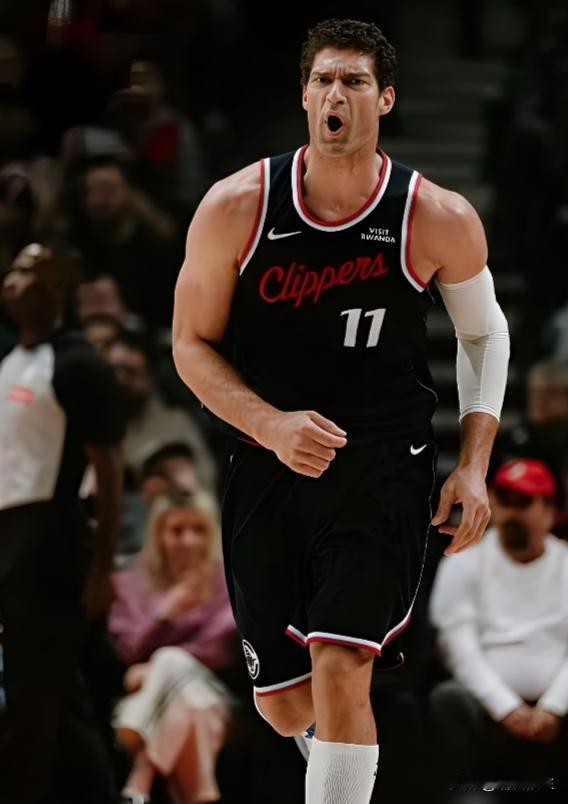 泰伦卢这脑壳终于从水泥里拔出来了？早干嘛去了！开赛输21场死抱祖巴茨那套站桩