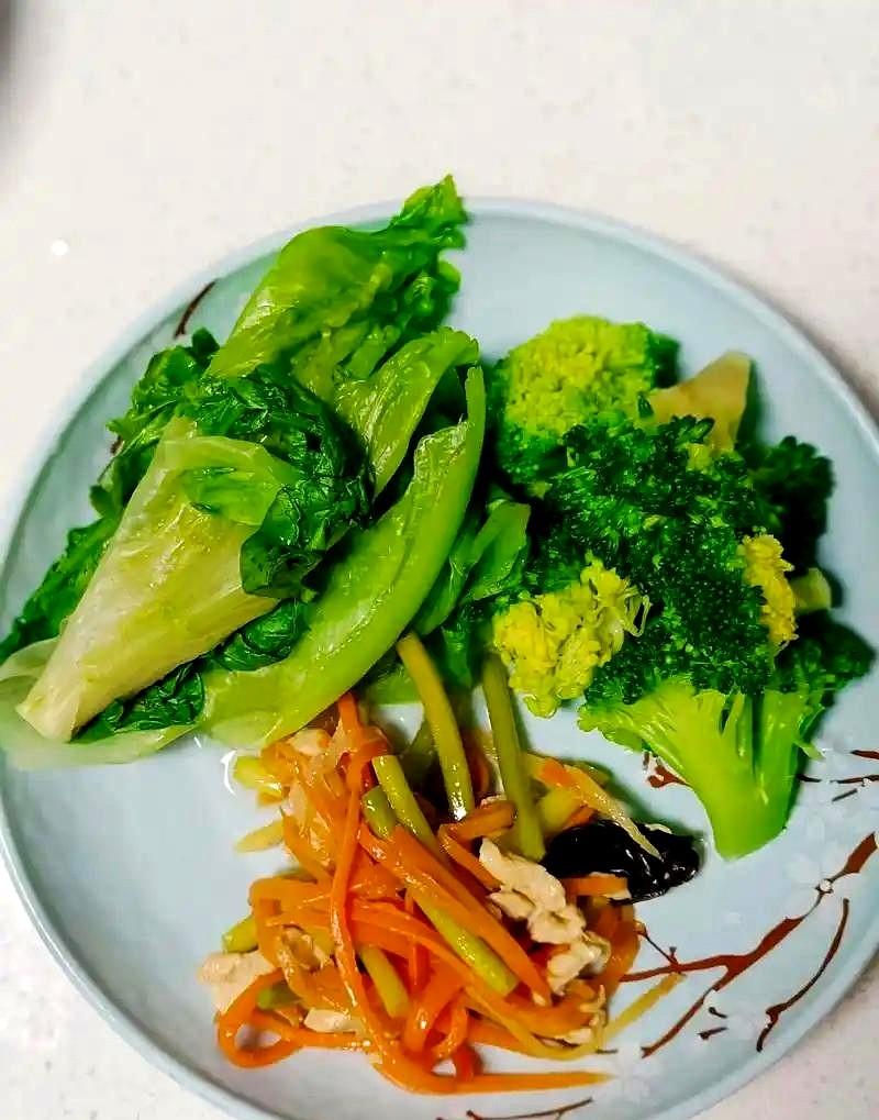 我小姑子体重150斤，一天就吃两顿饭，几乎不吃主食。每顿饭真的只是一小口，稍微