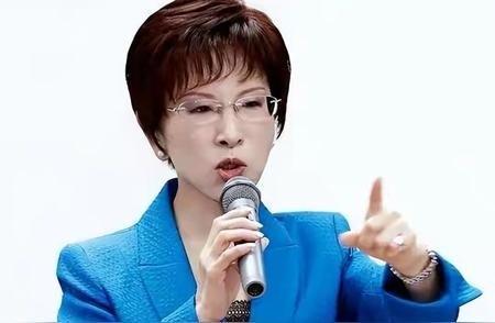 郑丽文突然陷入了尴尬。怎么个尴尬？对于725上街游行，她本以为她会一呼百应，集