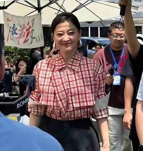 50岁梅婷南京被偶遇：镜头前后形象大不同