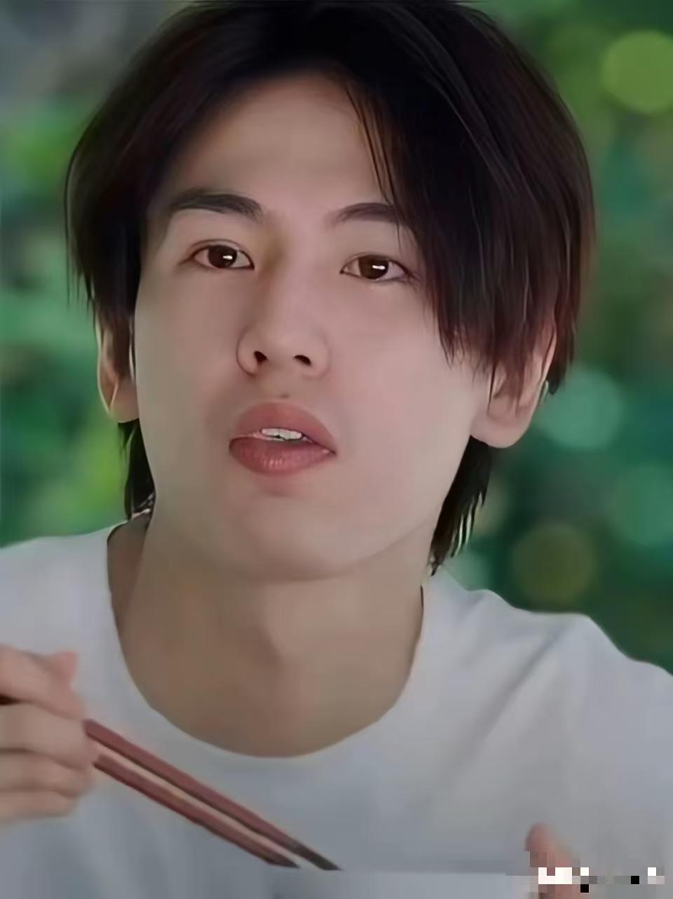 官媒说的是方向，张凌赫公司的公关还是反映太慢了，要出来支持官媒啊，引导不理性的粉