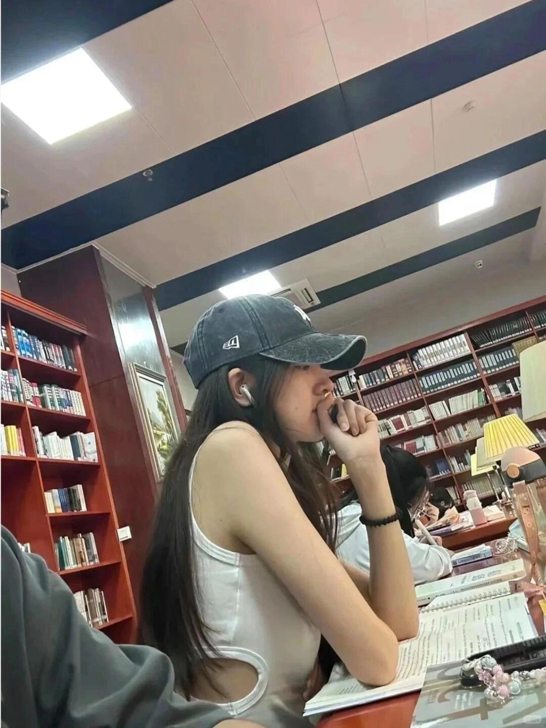 放在十年前，谁家孩子考上公务员，绝对是全村全镇的大喜事，鞭炮放满街，酒席摆几十桌
