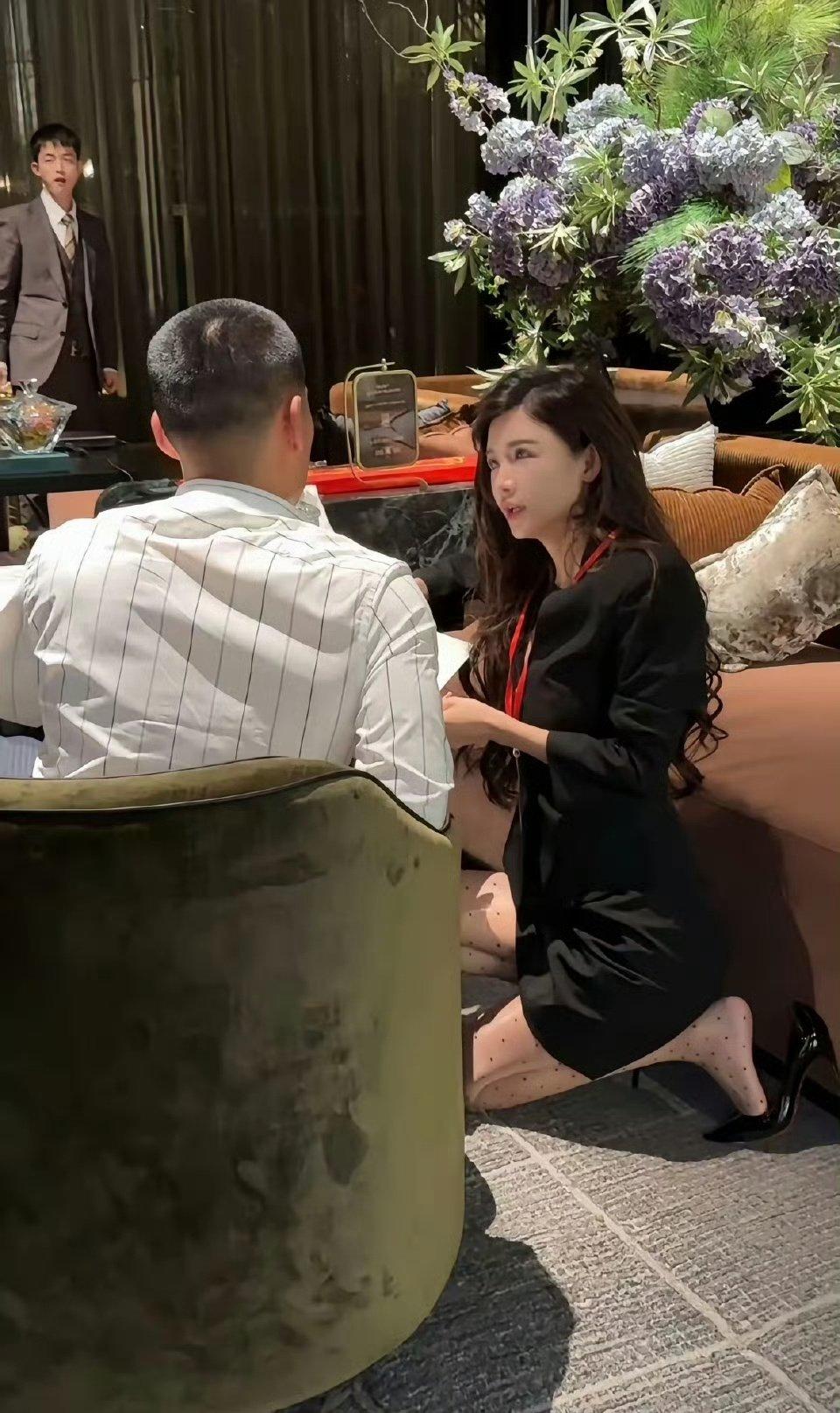 当她俯下身子，向客户介绍产品的时候，我就知道，这个订单被她拿下了。这就是女