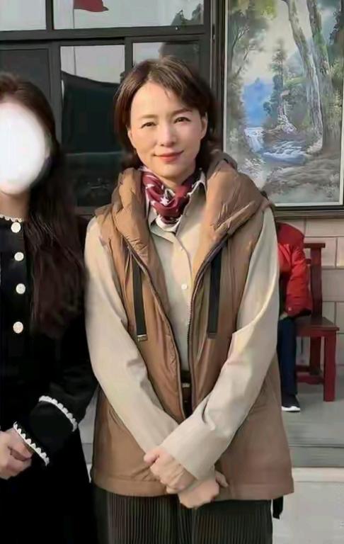董卿说，我现在的生活很规律。每天清晨六点，我会沿着上海的滨江步道跑步，一跑就是十