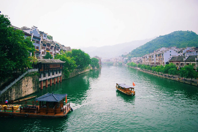 贵州·镇远古城，青山含黛，锦绣楼台；河水蜿蜒，渔舟唱晚。