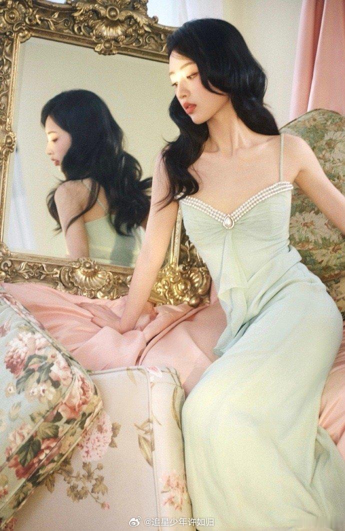 邓恩熙真公主级美貌邓恩熙穿抹胸长裙美到让人失语!白裙自带清晨薄雾般的朦胧,柔光
