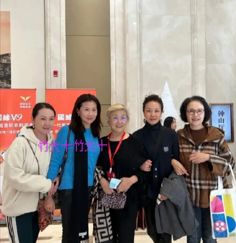 我天啊！看中间是谁？这也变化太大了，简直认不出来了，又瘦又老，她比边上的宋晓英没