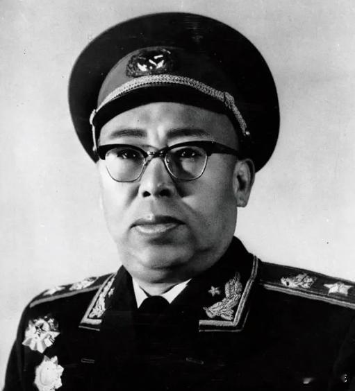 1955年授衔时，上将名单里竟有傅作义，毛泽东用红蓝铅笔划掉：给他授上将，不是光