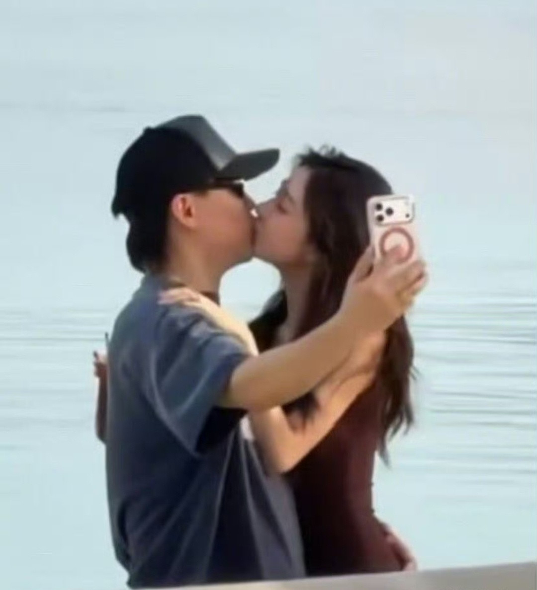 离谱大了，有网友拍到歌手胡彦斌和女网红易梦玲在海边接吻两人先是在海边上当众搂抱，