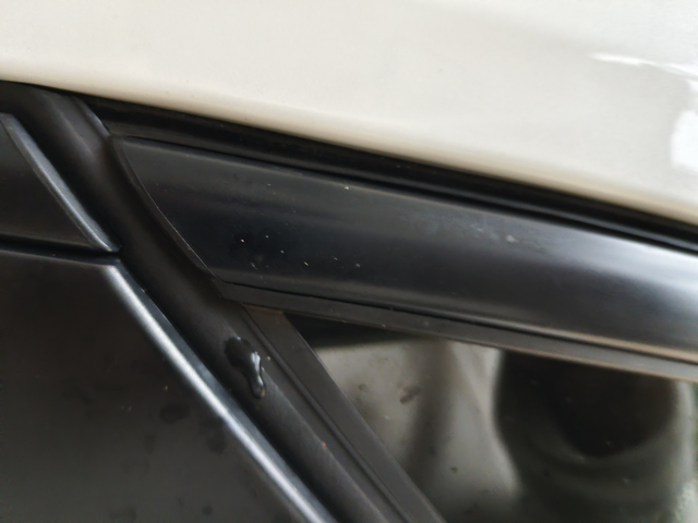 后三角窗胶条塌陷兄弟们，这个胶条有点塌下去了，不影响后期使用吧，就怕后期漏水啥