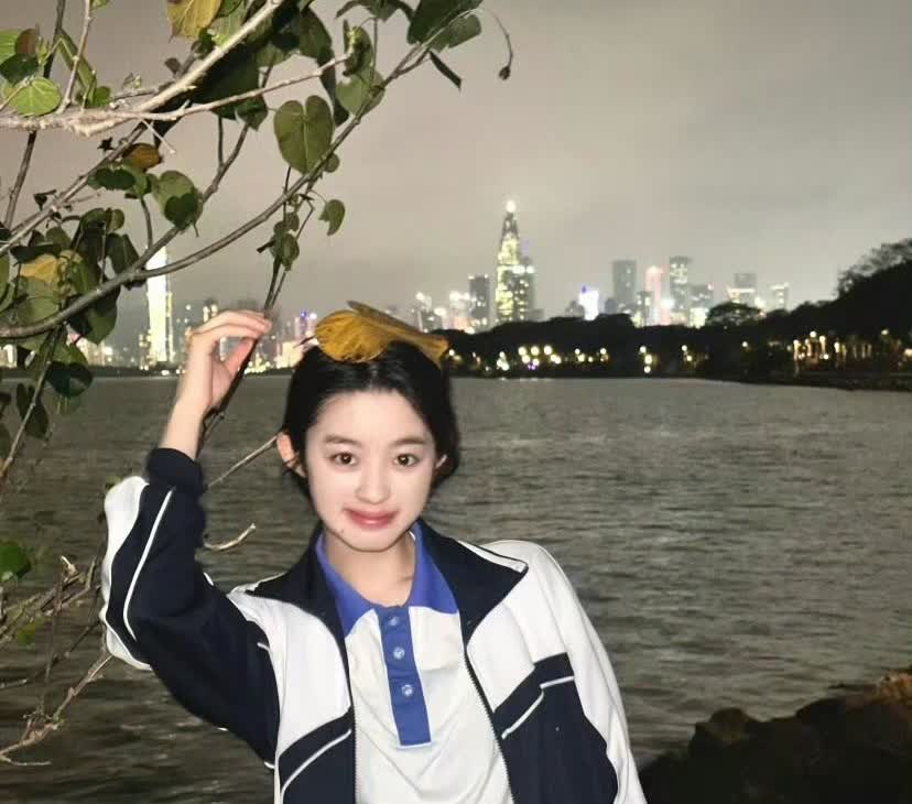 黄杨钿甜在高中这真的是校花级别的啊….