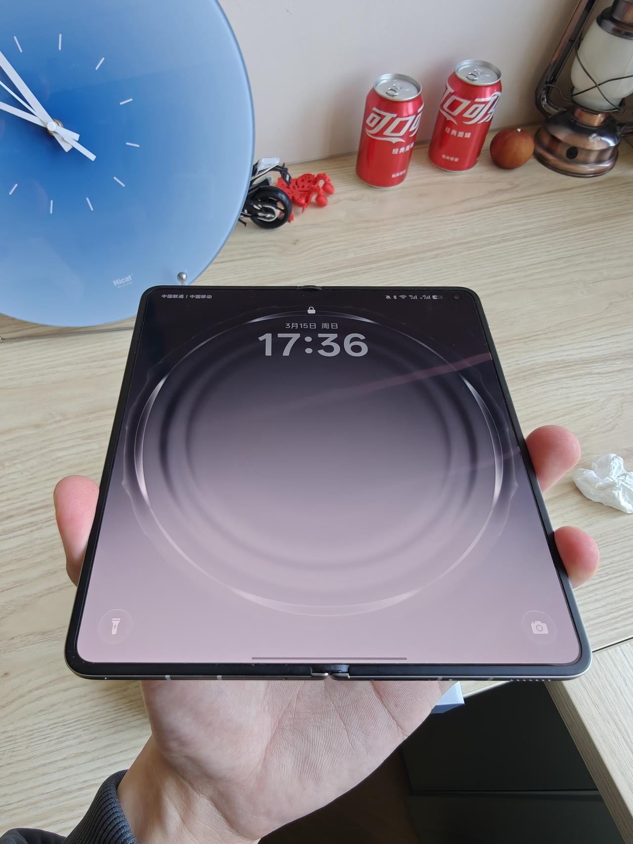 网上都在吹折叠屏，感觉也就那样吧？没用过的，大都觉得折叠屏鸡肋、太贵，不如直