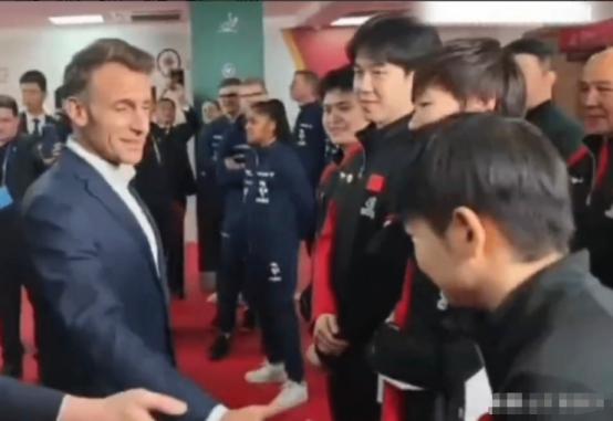 马克龙：我大老远跑过来了，不让我跟莎莎打，我就一直夹着音喊莎莎！ 谁能想到