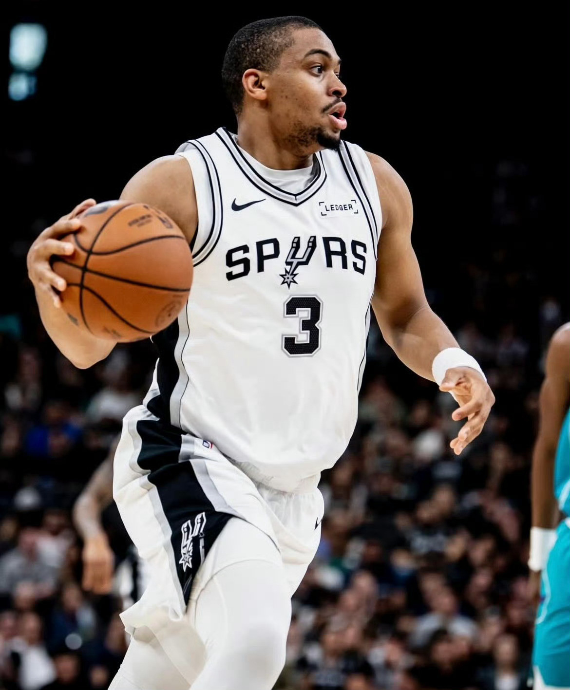 年度最佳第六人预测📊马刺球员凯尔登-约翰逊32%的概率升至第一超话创作官｜圣