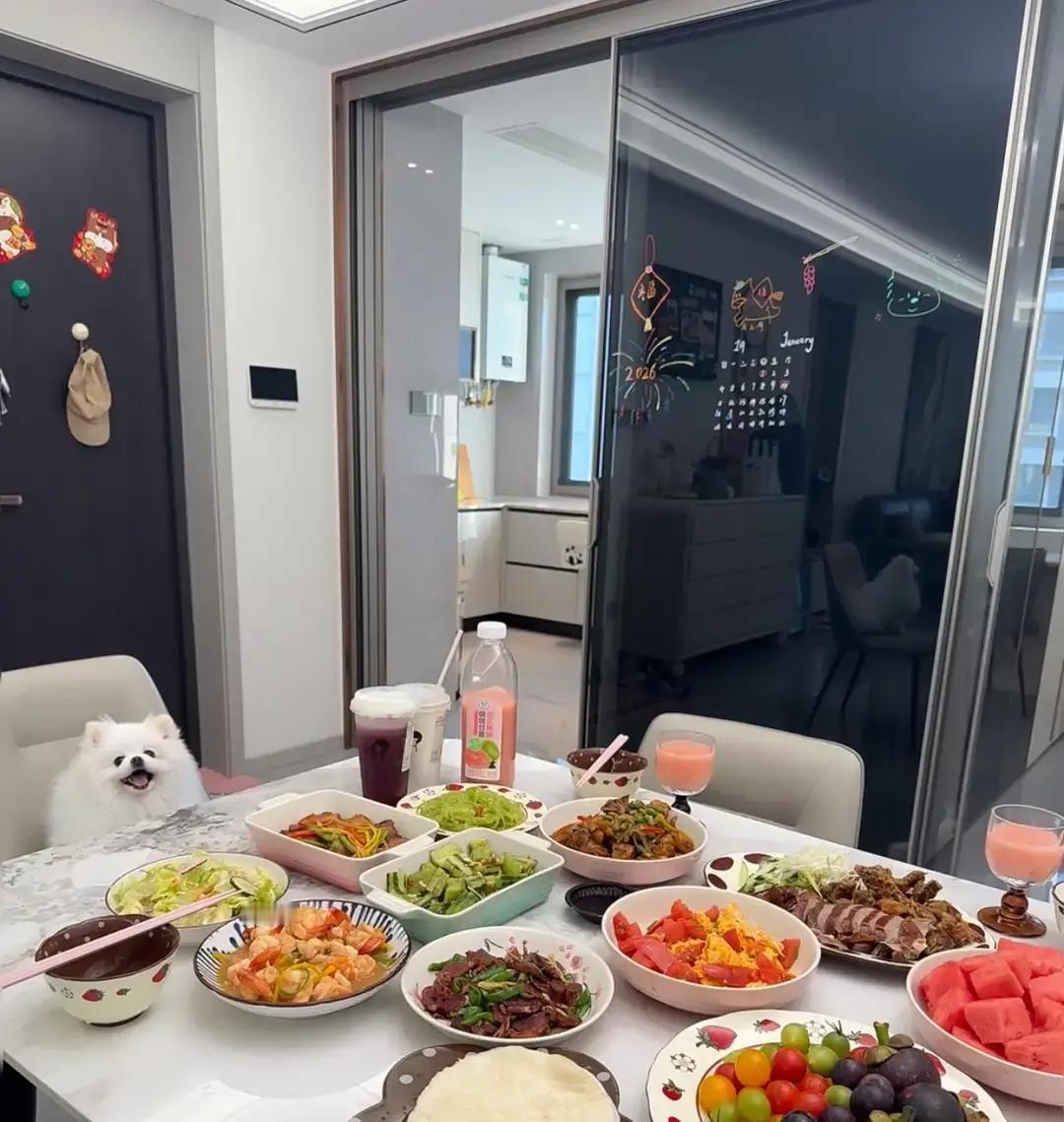 婆婆和妯娌都有我家的钥匙，因为婚房是她们出钱买的，今天中午回家打开门一看，桌上摆