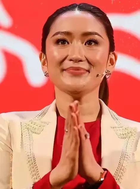 佩通坦“录音门”事件至今，她最应该千恩万谢的，不是她父亲他信，也不是泰王，而是她