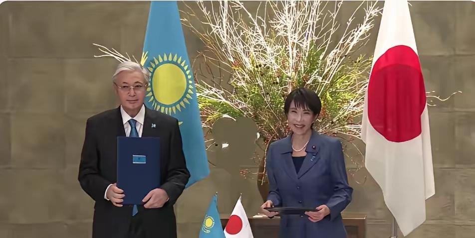 托卡耶夫与高市早苗在东京签署《联合声明》托卡耶夫这波操作，真是让人看不懂！